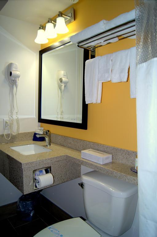 Bay Hill Inns & Suites Neepawa Bagian luar foto