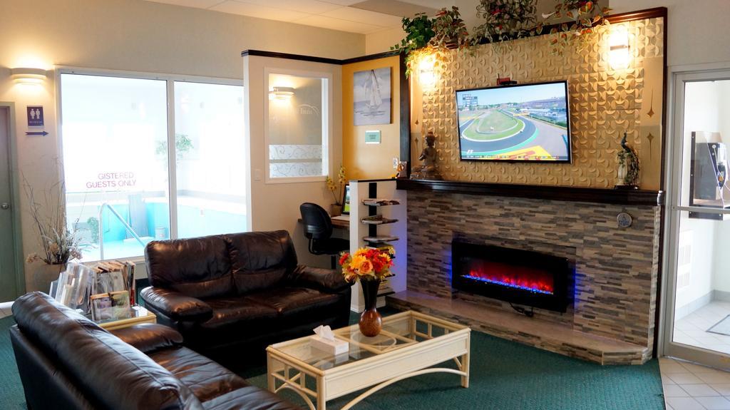 Bay Hill Inns & Suites Neepawa Bagian luar foto