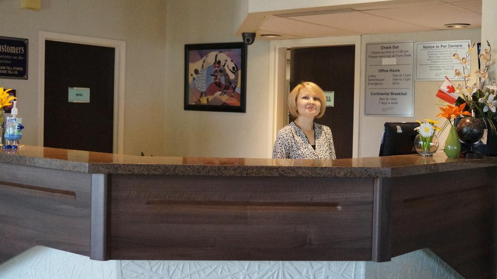 Bay Hill Inns & Suites Neepawa Bagian luar foto
