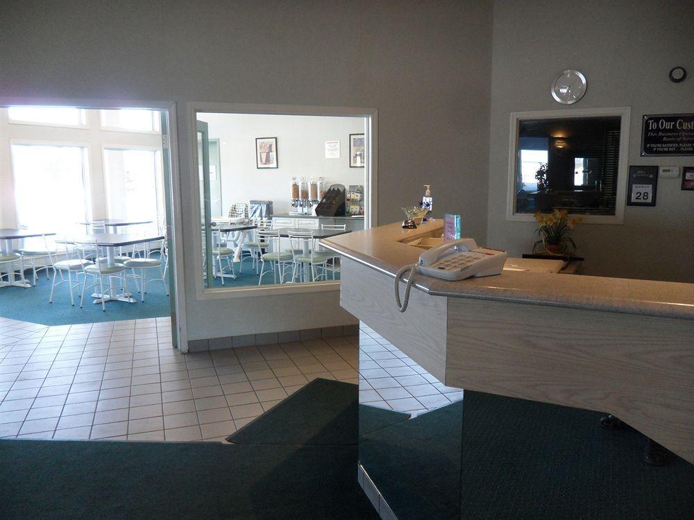 Bay Hill Inns & Suites Neepawa Bagian luar foto