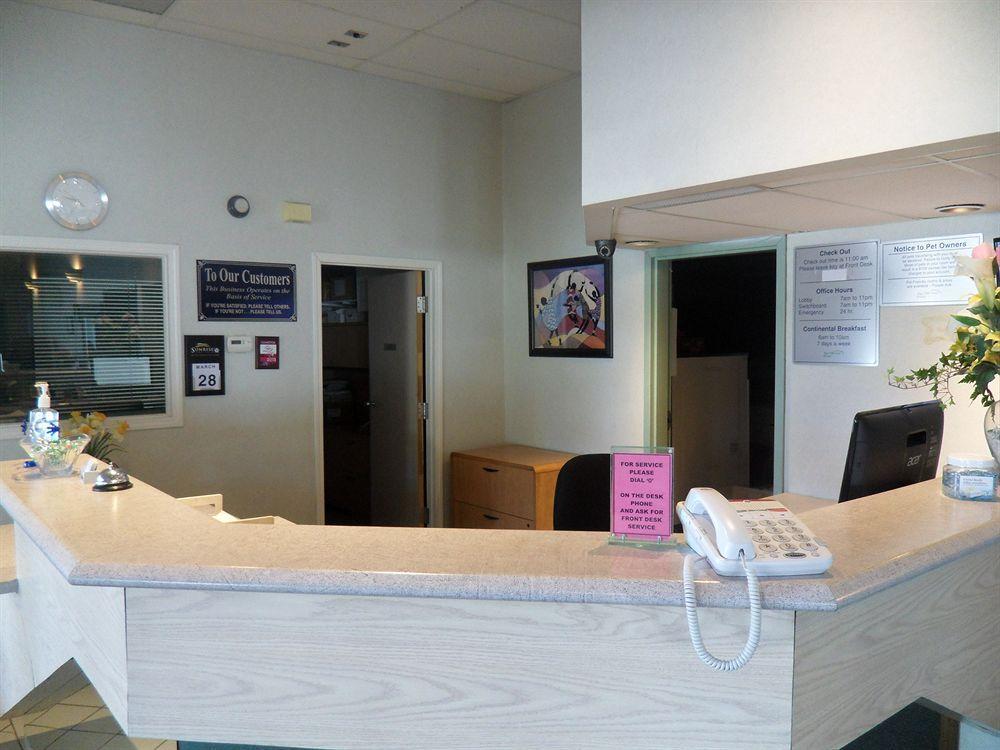 Bay Hill Inns & Suites Neepawa Bagian luar foto
