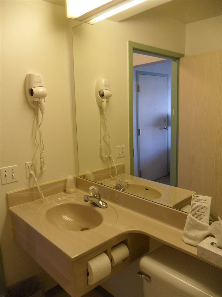 Bay Hill Inns & Suites Neepawa Bagian luar foto