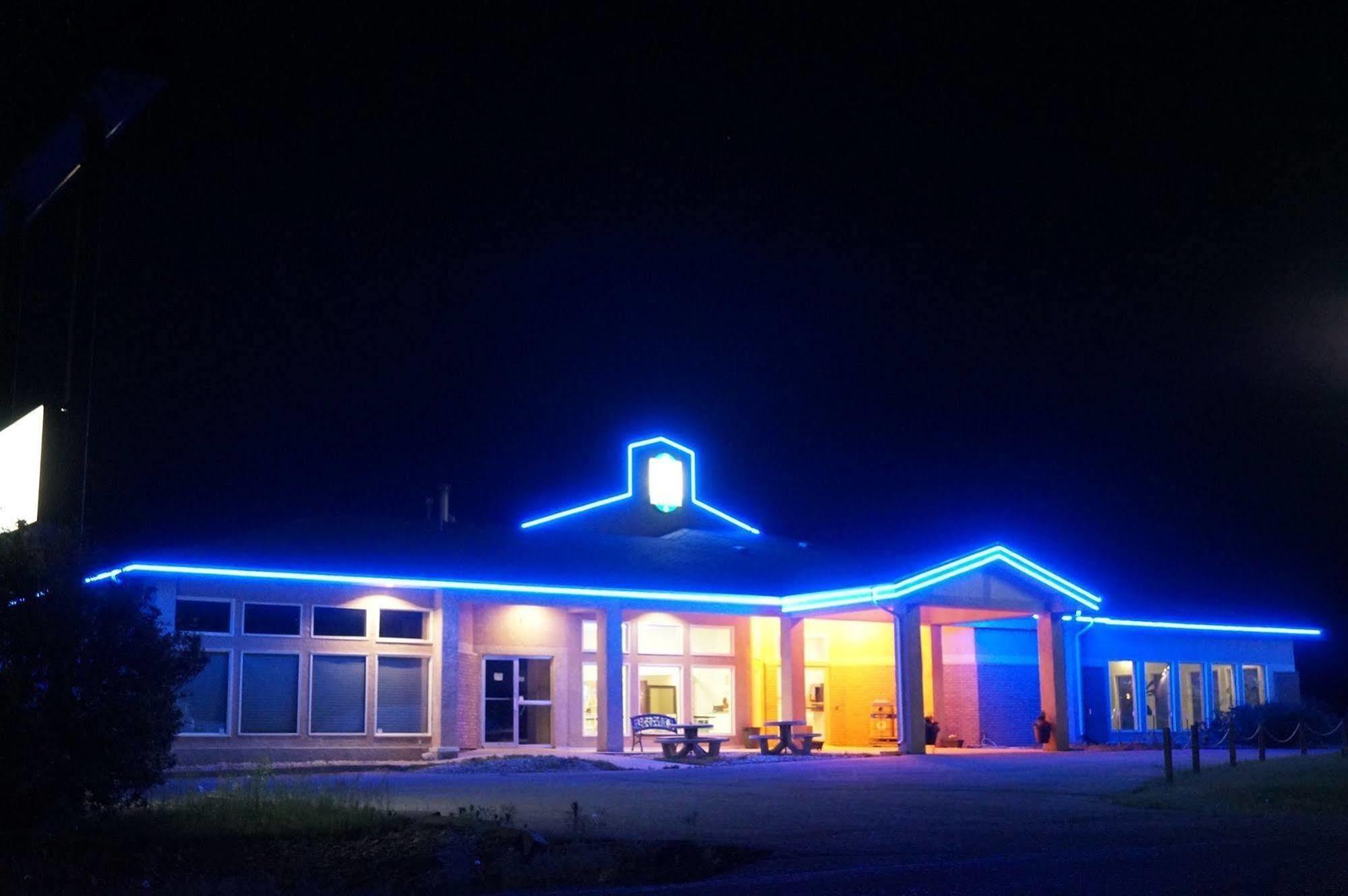Bay Hill Inns & Suites Neepawa Bagian luar foto