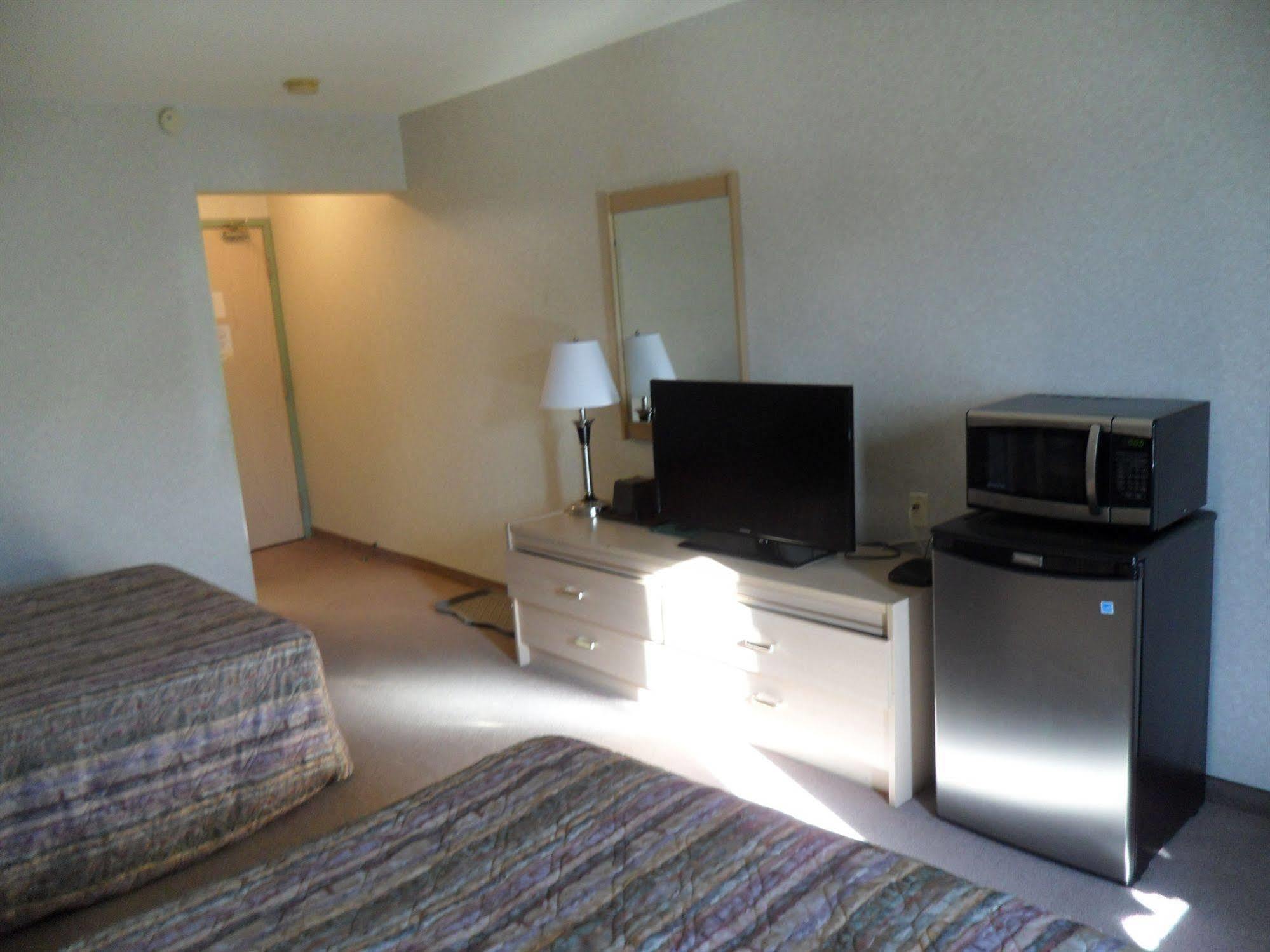Bay Hill Inns & Suites Neepawa Bagian luar foto