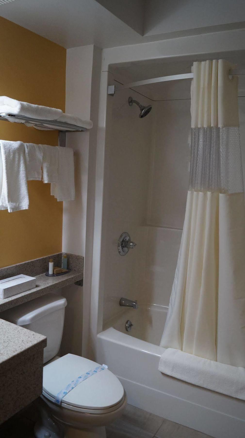 Bay Hill Inns & Suites Neepawa Bagian luar foto
