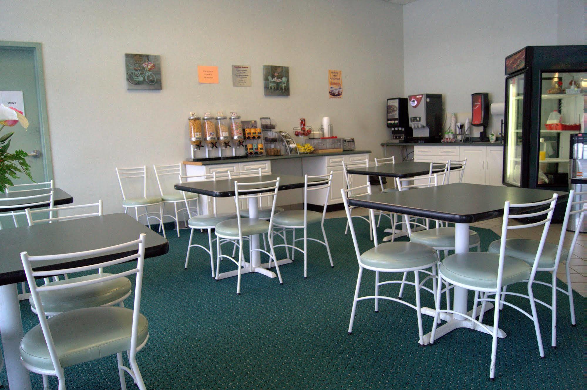 Bay Hill Inns & Suites Neepawa Bagian luar foto