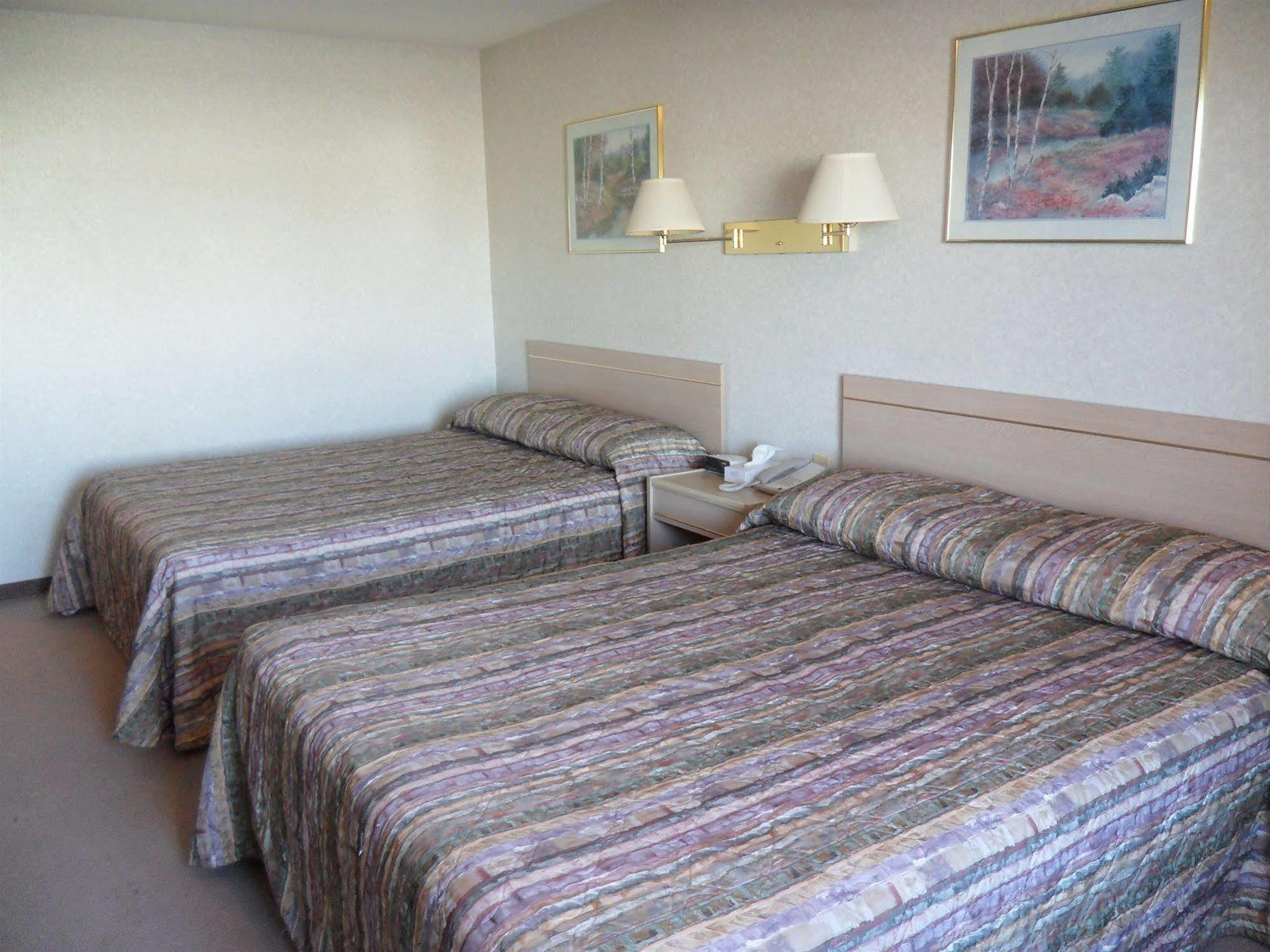 Bay Hill Inns & Suites Neepawa Bagian luar foto