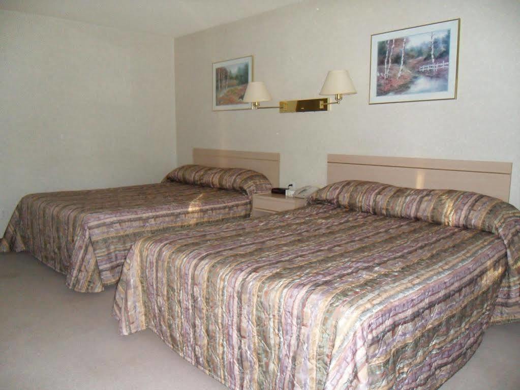 Bay Hill Inns & Suites Neepawa Bagian luar foto