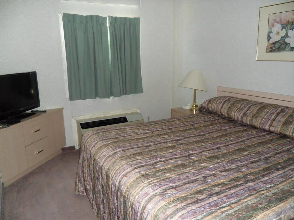 Bay Hill Inns & Suites Neepawa Bagian luar foto
