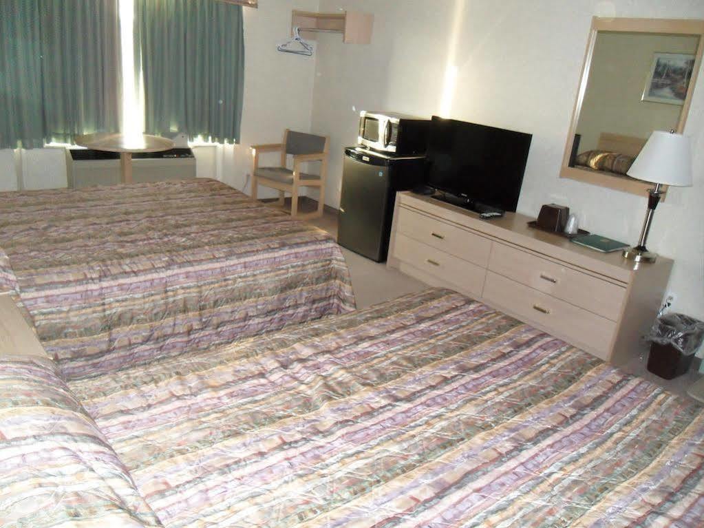 Bay Hill Inns & Suites Neepawa Bagian luar foto
