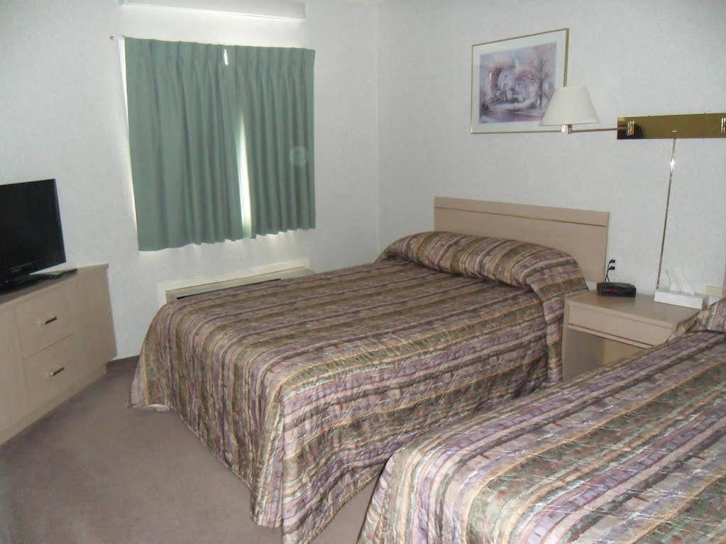 Bay Hill Inns & Suites Neepawa Bagian luar foto