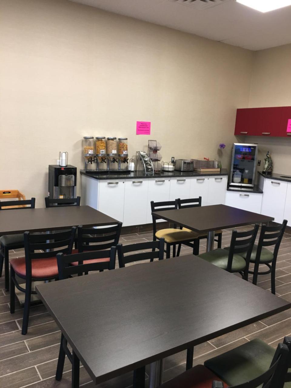 Bay Hill Inns & Suites Neepawa Bagian luar foto