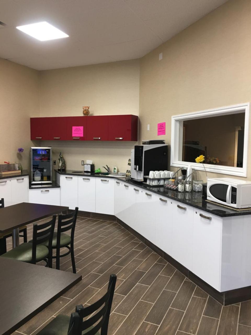 Bay Hill Inns & Suites Neepawa Bagian luar foto