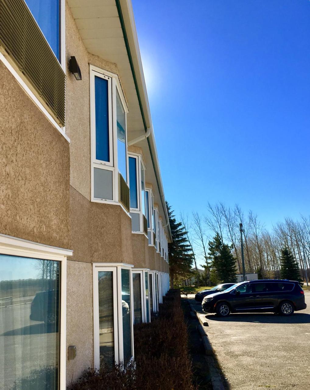 Bay Hill Inns & Suites Neepawa Bagian luar foto